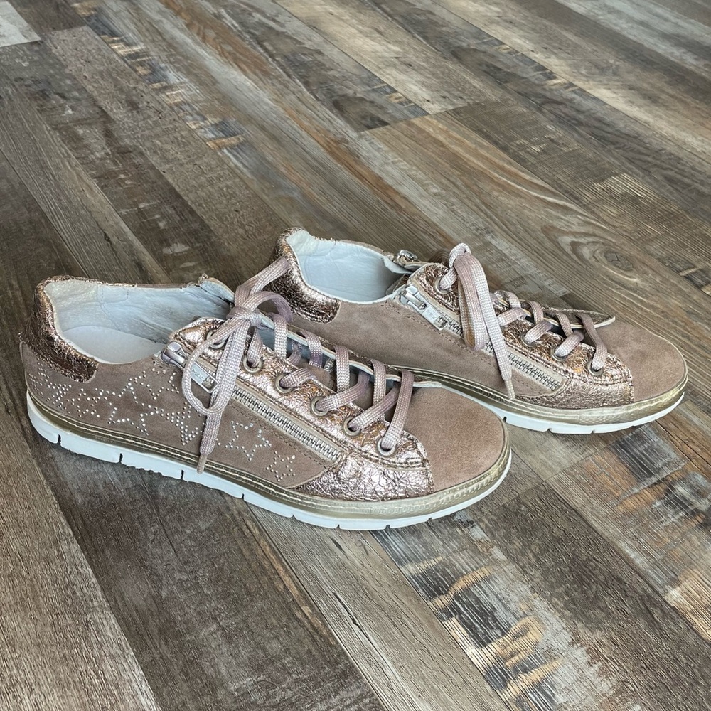 KHRIO Vera Peele Metallic Gold Light Brown Suede Star Studded Sneakers, Sz 8/39